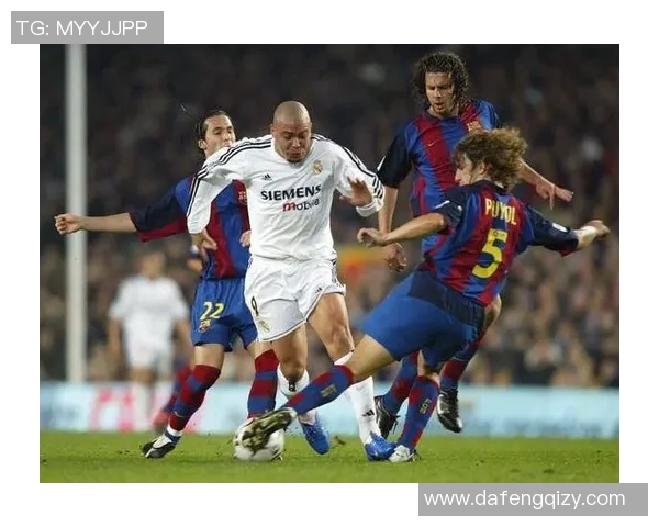 足球明星被曝与新欢亲密互动引发粉丝热议感情生活再度成为焦点